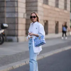 Jak nosić szerokie jeansy? Modne stylizacje na każdą okazję i porady dla ciebie