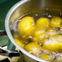 Ile gotować ziemniaki na sałatkę, aby były idealnie miękkie?