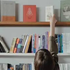 Jak ułożyć książki na regale, aby uniknąć chaosu i zyskać styl