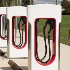 Ile kosztuje ładowanie Tesli? Sprawdź, jak zaoszczędzić na energii