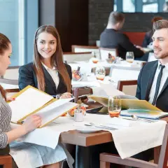 Jak się ubrać do restauracji na obiad, by nie popełnić faux pas