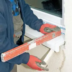 Jaki spadek na parapetach zewnętrznych zapobiega zaleganiu wody? Praktyczne porady