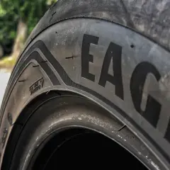 Co to jest rant ochronny w oponie i jak chroni Twoje felgi