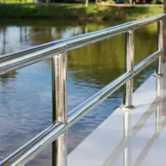 Jak skutecznie czyścić balustrady ze stali nierdzewnej bez uszkodzeń i z trwałym połyskiem