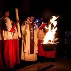 Co oznaczają symbole na świecy paschalnej? Odkryj ich głębokie znaczenie