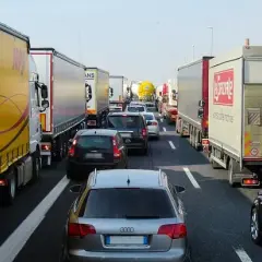 Ile godzin dziennie może jechać kierowca tira? Oto kluczowe przepisy
