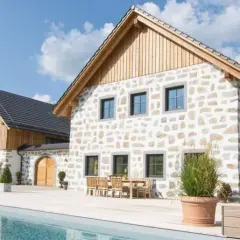 Ile kosztuje remont starego domu? Sprawdź, co wpływa na ceny