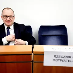 Demokracja hybrydowa: Jak wpływa na stabilność polityczną i opozycję