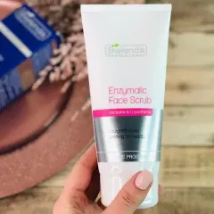 Najlepszy peeling do cery naczynkowej - uniknij podrażnień i zaczerwienień