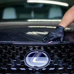Co ile woskować auto, aby uniknąć zniszczenia lakieru?