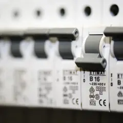 Jakie bezpieczniki do mieszkania w bloku zapewnią bezpieczeństwo?