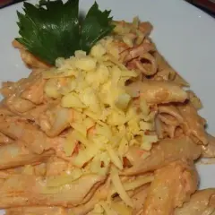 Penne w sosie serowo-śmietanowym: Przepis, który zachwyci każdego