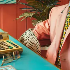 Moda lat 80: Jak osiągnąć elegancki męski look? Inspirujące triki!