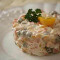 Jakie ogórki do sałatki jarzynowej? Odkryj najlepsze wybory!