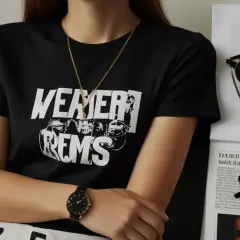 Czy czarne koszulki męskie z nadrukiem są must-have tego sezonu?