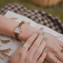 Kolorowe zegarki damskie, które ożywią Twoją garderobę i styl