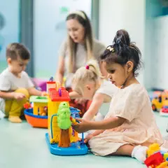 Co zrobić na dzień przedszkolaka? Pomysły na niezapomniane zabawy