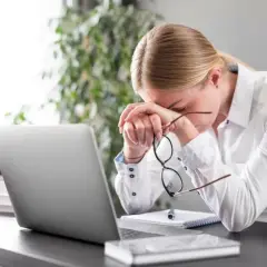 Ile pracuje lekarz? Zaskakujące fakty o godzinach pracy w Polsce