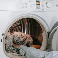 Jak wyciągnąć skarpetki z pralki i uniknąć frustracji z tym związanej