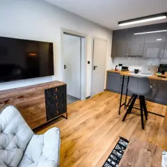 Apartament typu deluxe co to znaczy? Poznaj cechy i różnice