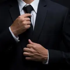 Jaki krawat do czarnego garnituru, aby zawsze wyglądać elegancko?