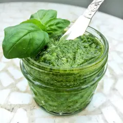 Czy można zamrozić pesto? Sprawdź, jak to zrobić bez strat jakości