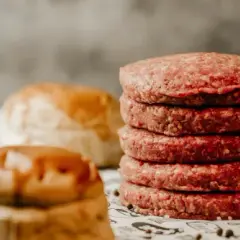 Jak idealnie smażyć burgera - czas i techniki, które musisz znać