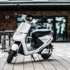 Skuter czy motorower? Zaskakujące różnice, które musisz znać