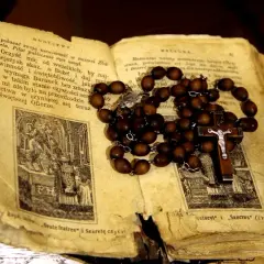Kiedy powstała modlitwa różańcowa? Odkryj jej fascynującą historię