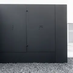 Jak ukryć skrzynkę elektryczną w ogrodzeniu i poprawić estetykę ogrodu