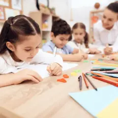 Ile naprawdę zarabia nauczyciel wspomagający w przedszkolu? Sprawdź fakty!