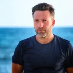 Bartosz Łabęcki jako lektor z Hotelu Paradise – tajemnice i życie osobiste