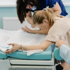 Czy podczas porodu można się posikać? Co warto wiedzieć o tym?