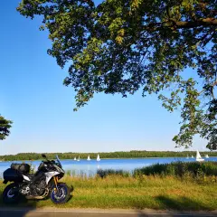 Najlepsze trasy motocyklowe na Mazurach: planuj bezpieczną i niezapomnianą przygodę