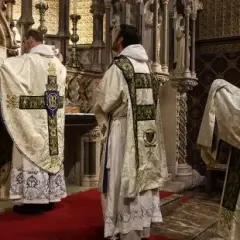 Kto może odprawiać mszę świętą? Odkryj, kto ma do tego prawo