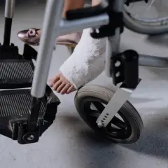 Jak wjechać wózkiem inwalidzkim po schodach bez trudności?