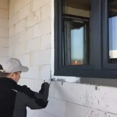 Jak zabezpieczyć piankę przy oknach przed wilgocią i UV? Ważne porady