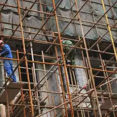Kto może odebrać rusztowanie? Kluczowe informacje o uprawnieniach