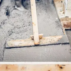 Ile czasu wiąże beton B25 na stropie? Kluczowe czynniki i praktyczne porady