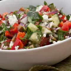 Jakie zioła do sałatki greckiej podkręcą smak i dodadzą aromatu