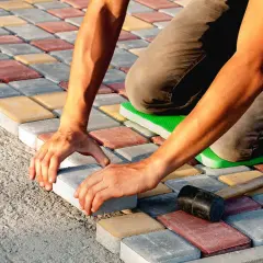 Jak prawidłowo ułożyć kostkę brukową na starym betonie bez błędów i uszkodzeń