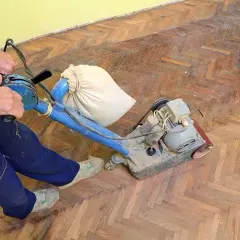 Ile razy można cyklinować parkiet? Nie ryzykuj uszkodzenia drewna!