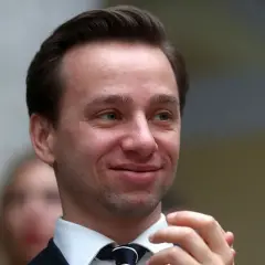 Czy Bosak ma wyższe wykształcenie? Zaskakujące fakty o jego edukacji