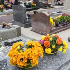 Jakie są opłaty za przedłużenie miejsca na cmentarzu parafialnym?