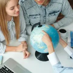 Samemu czy z biurem podróży? Odkryj wady i zalety obu opcji