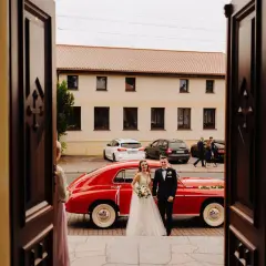 Kto prowadzi pana młodego do ołtarza? Tradycje i wybory w ceremonii