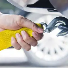 Jak prawidłowo holować auto, aby uniknąć niebezpieczeństw i kosztów