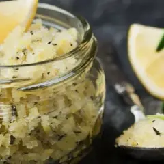 Jak zrobic domowy peeling: Proste przepisy na zdrową skórę