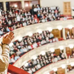 Jak się ubrać na koncert orkiestry symfonicznej, aby nie popełnić błędu