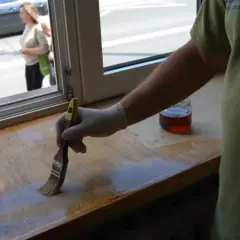 Jak odnowić drewniany parapet – proste kroki, które ochronią go przed zniszczeniem
